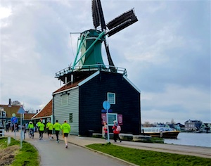 foto van onze lopers bij een molen van de zaanse schans