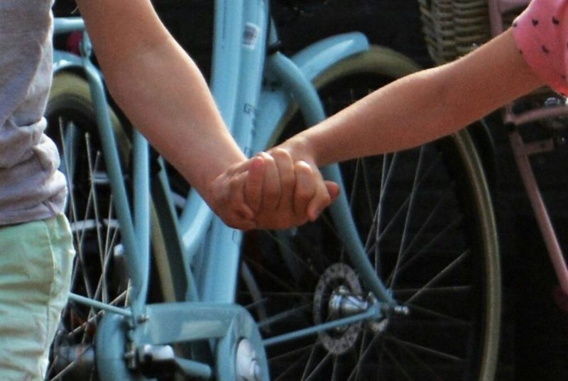 foto van twee kinderen hand in hand