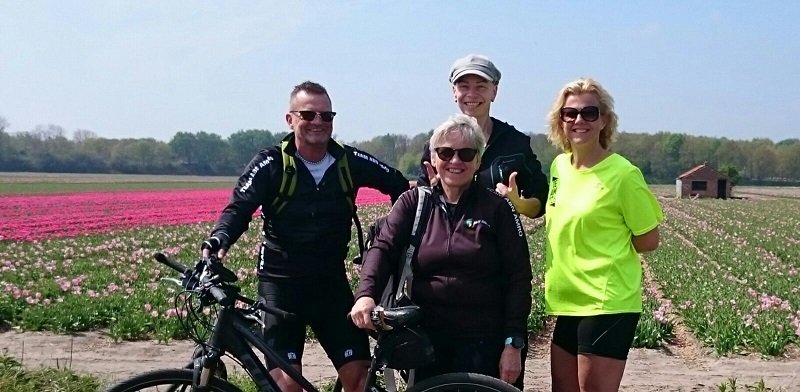 foto van de fietsers bij een bollenveld